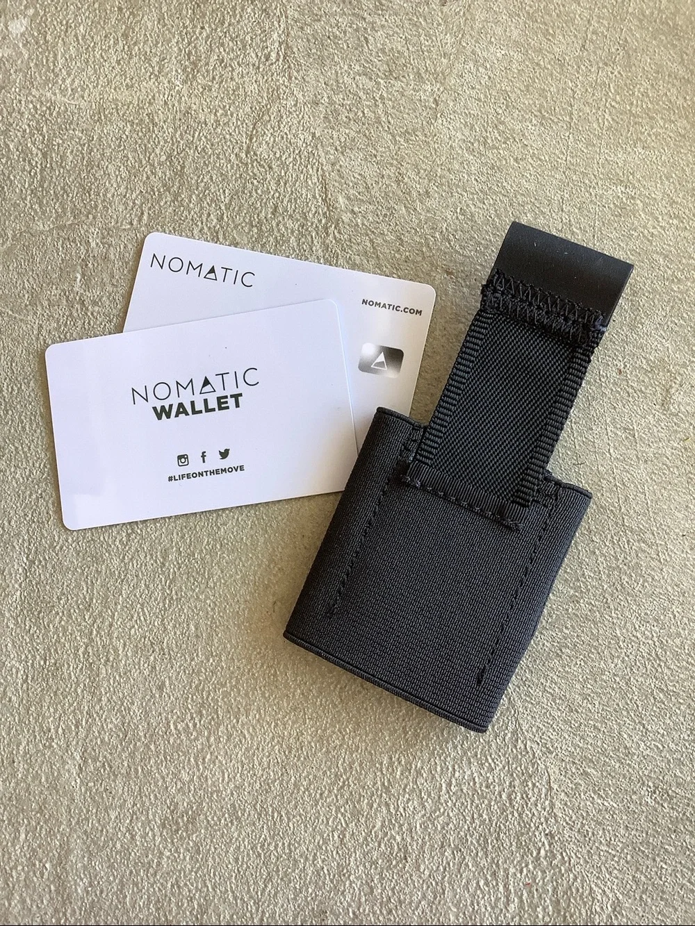 Nomatic black elastic wallet
